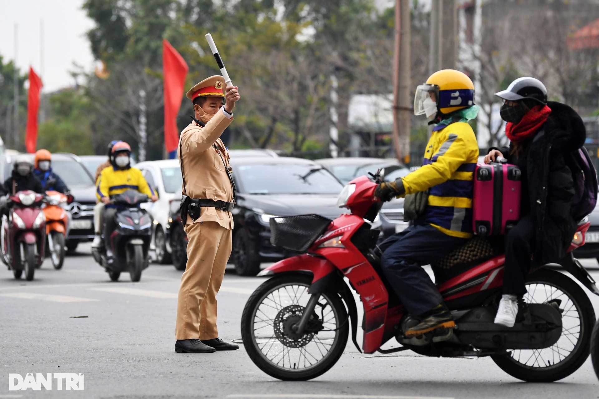 Những chiến sĩ áo vàng căng mình điều tiết giao thông ngày cuối năm - 5 Những chiến sĩ áo vàng căng mình điều tiết giao thông ngày cuối năm - 5