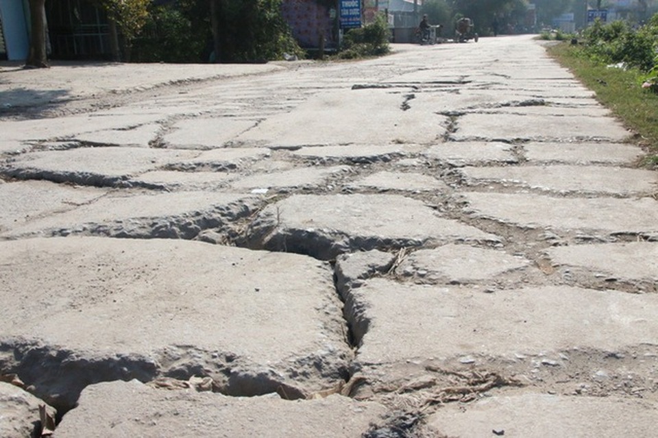 Kiên quyết ngăn chặn, xử lý xe quá tải phá các tuyến đê - 1 Kiên quyết ngăn chặn, xử lý xe quá tải phá các tuyến đê - 1