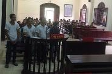 Xét xử nhóm đối tượng chuyên tháo cáp điện và trộm dầu diezen