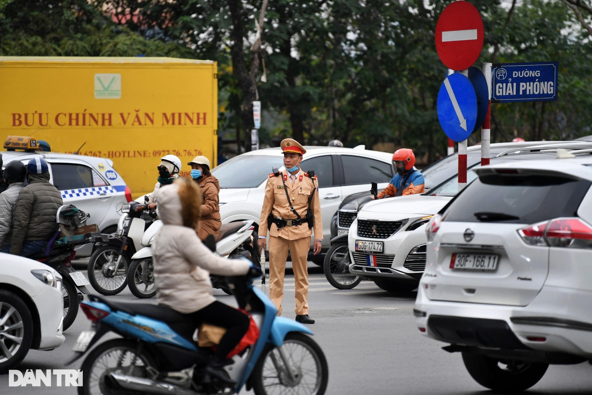 Những chiến sĩ áo vàng căng mình điều tiết giao thông ngày cuối năm - 3 Những chiến sĩ áo vàng căng mình điều tiết giao thông ngày cuối năm - 3