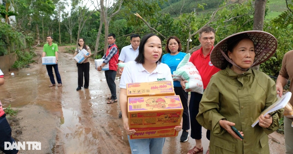 Phóng viên Dân trí mang quà tới tặng các gia đình bị sạt lở nghiêm trọng tại huyện Sơn Động (Ảnh: Đinh Nam).