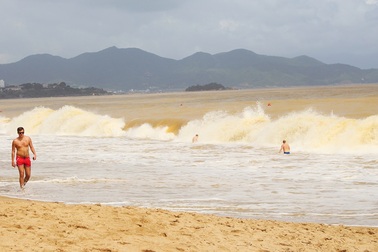 Nha Trang: Sóng lớn 2-3m, du khách vẫn "vô tư' tắm biển