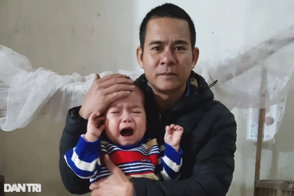 Bé trai 2 tuổi mang 2 căn bệnh hiểm, cha mẹ nghèo đau đớn, bất lực - 4 Bé trai 2 tuổi mang 2 căn bệnh hiểm, cha mẹ nghèo đau đớn, bất lực - 4