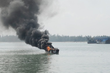 Thuyền phát nổ sau khi rời bến, 3 người phỏng nặng