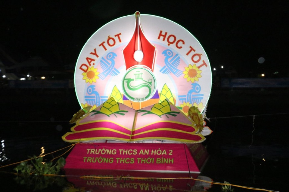 Lung kinh đêm hoa đăng Ninh Kiều - 8 Lung kinh đêm hoa đăng Ninh Kiều - 8