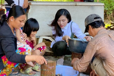 Vân Trang đi bán cá bóng hàng rong giúp đỡ gia đình chài lưới vô gia cư