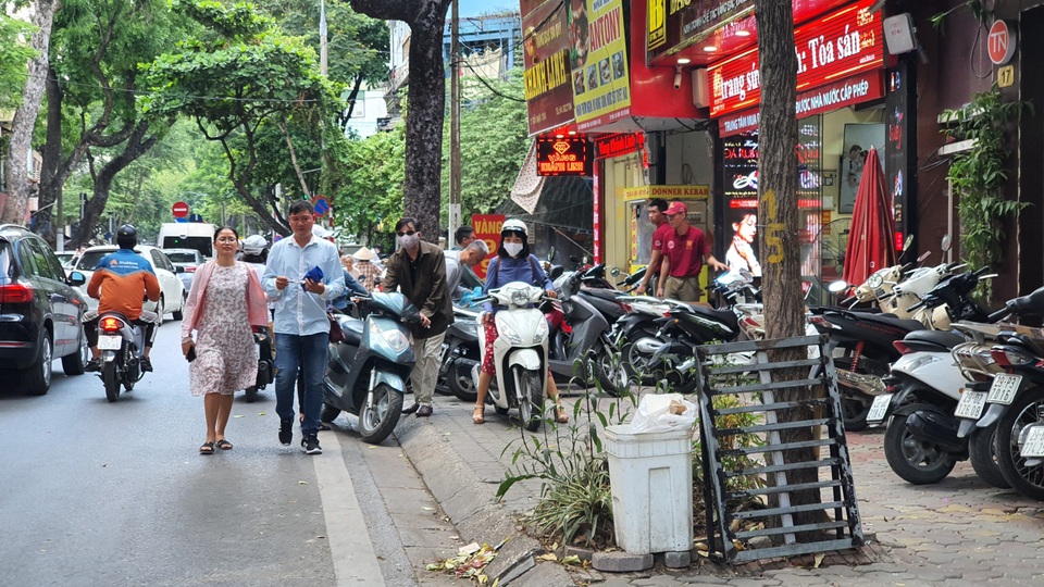 Xách bao tiền đi mua vàng, cửa hàng xin nợ vàng vì bị khách “vét” sạch - 1 Xách bao tiền đi mua vàng, cửa hàng xin nợ vàng vì bị khách “vét” sạch - 1