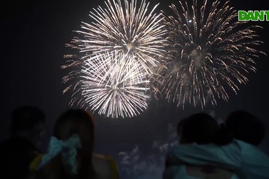 Hàng vạn người đổ về Việt Trì xem bắn pháo hoa dịp Giỗ Tổ Hùng Vương