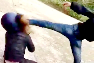 Người chồng vũ phu đánh đập vợ dã man giữa đường