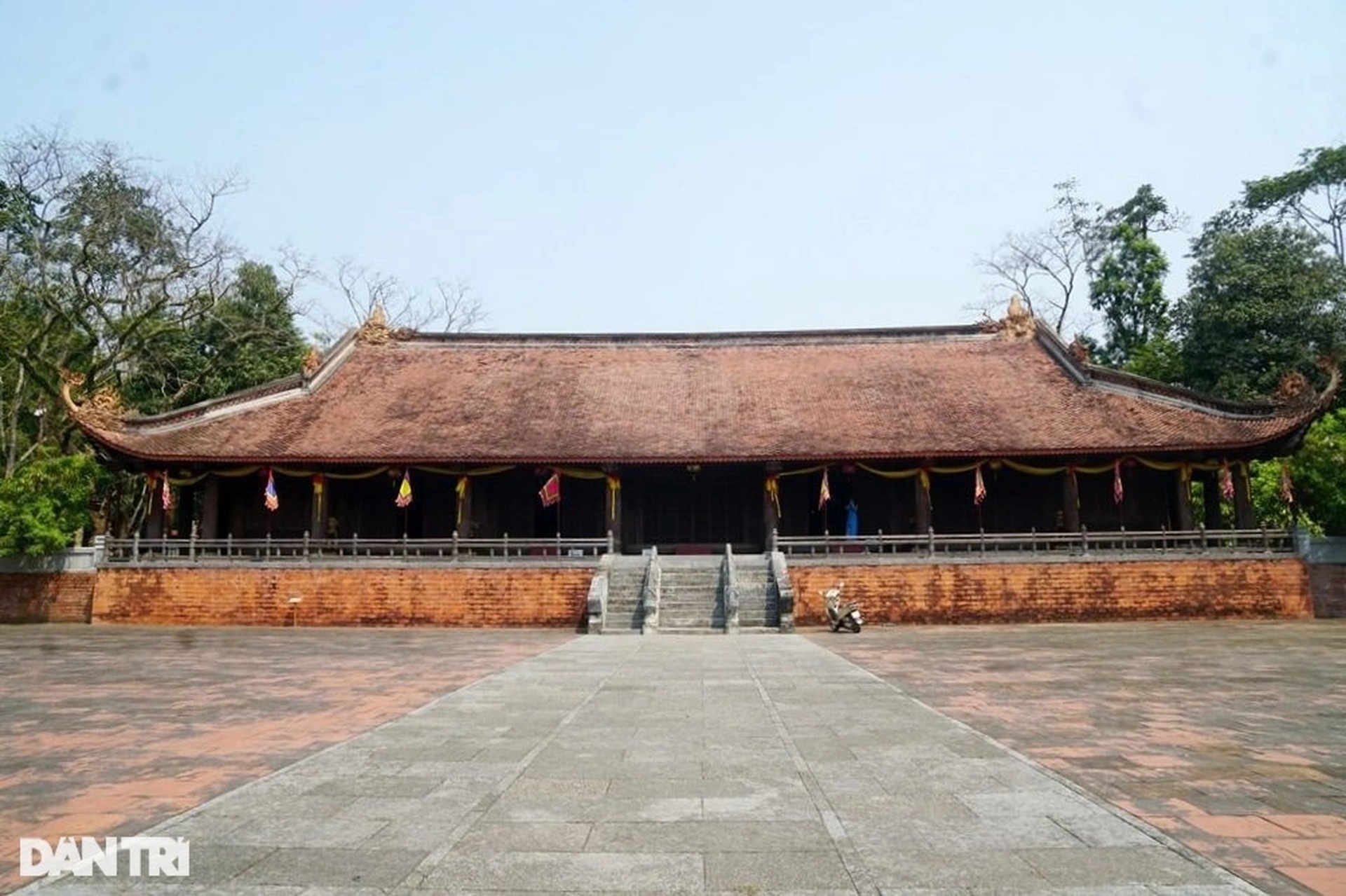 Cận cảnh đồ thờ, long sàng, ngai vua dát vàng ở Chính điện Lam Kinh - 1 Cận cảnh đồ thờ, long sàng, ngai vua dát vàng ở Chính điện Lam Kinh - 1