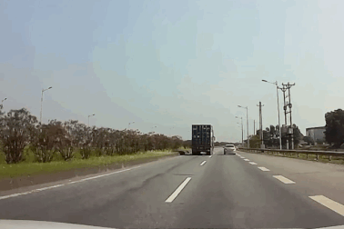 Xi nhan trái nhưng tạt phải, xe container "chơi ú òa" trên đường cao tốc