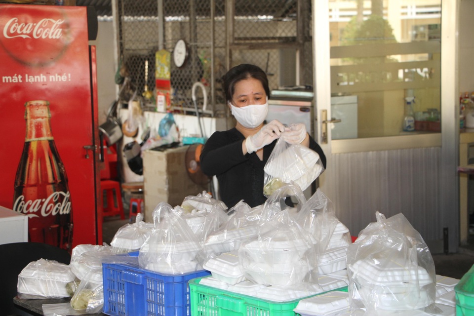 Những “suất cơm 0 đồng” làm ấm lòng người nghèo giữa thời dịch Covid-19 - 4 Những “suất cơm 0 đồng” làm ấm lòng người nghèo giữa thời dịch Covid-19 - 4