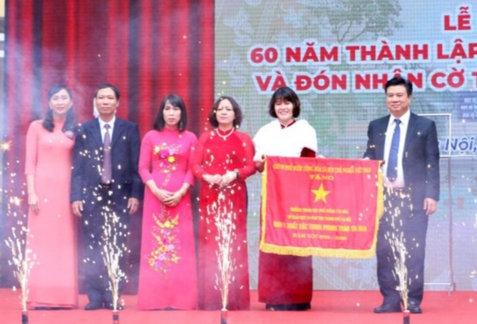 Trường THPT Yên Hòa kỉ niệm 60 năm thành lập và nhận Cờ thi đua Chính phủ - 1 Trường THPT Yên Hòa kỉ niệm 60 năm thành lập và nhận Cờ thi đua Chính phủ - 1