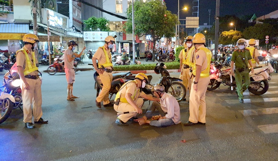 CSGT đưa người đàn ông say quắc cần câu đi cấp cứu - 1 CSGT đưa người đàn ông say quắc cần câu đi cấp cứu - 1