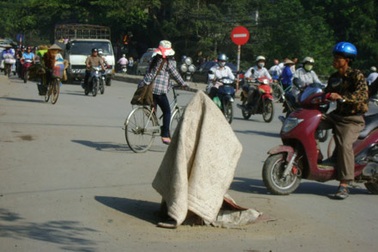 Hố ga “há miệng”, cắm cọc, phủ… chăn