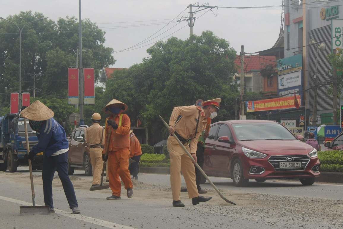 CSGT cùng người dân dọn bê tông rơi vãi hàng trăm mét trên đường - 1 CSGT cùng người dân dọn bê tông rơi vãi hàng trăm mét trên đường - 1