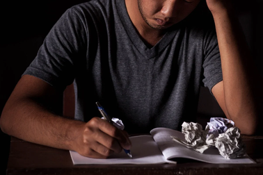 Công ty thu điện thoại, cho nhân viên làm việc ở phòng tối để ép nghỉ việc