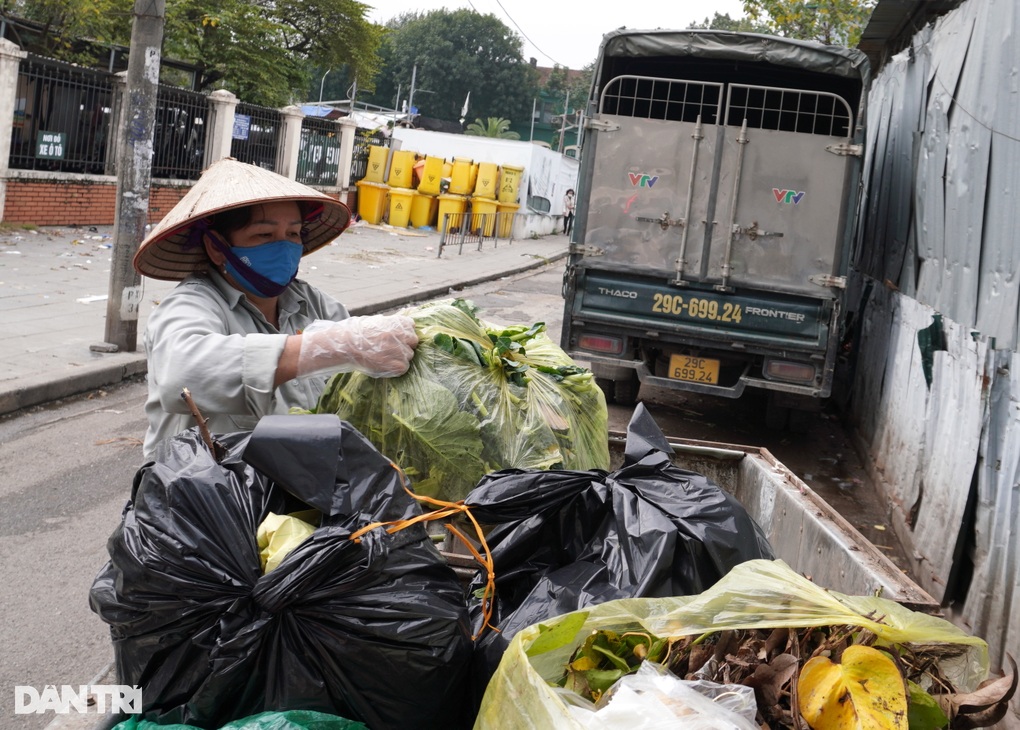 Câu chuyện đầy ý nghĩa của những người đón giao thừa bên... đống rác - 1