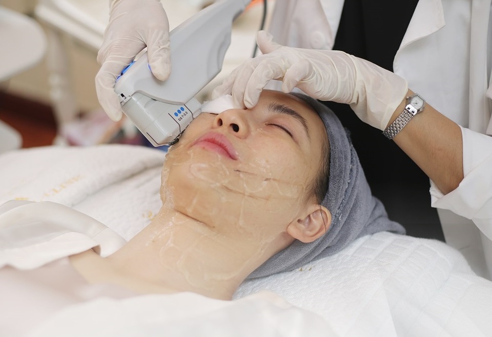 Mặt sưng phù, chai cứng sau khi cấy chỉ căng da làm đẹp - 1 Mặt sưng phù, chai cứng sau khi cấy chỉ căng da làm đẹp - 1