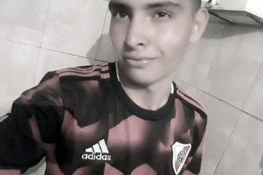 Thủ môn 17 tuổi đột tử sau khi dùng ngực cản phá phạt đền