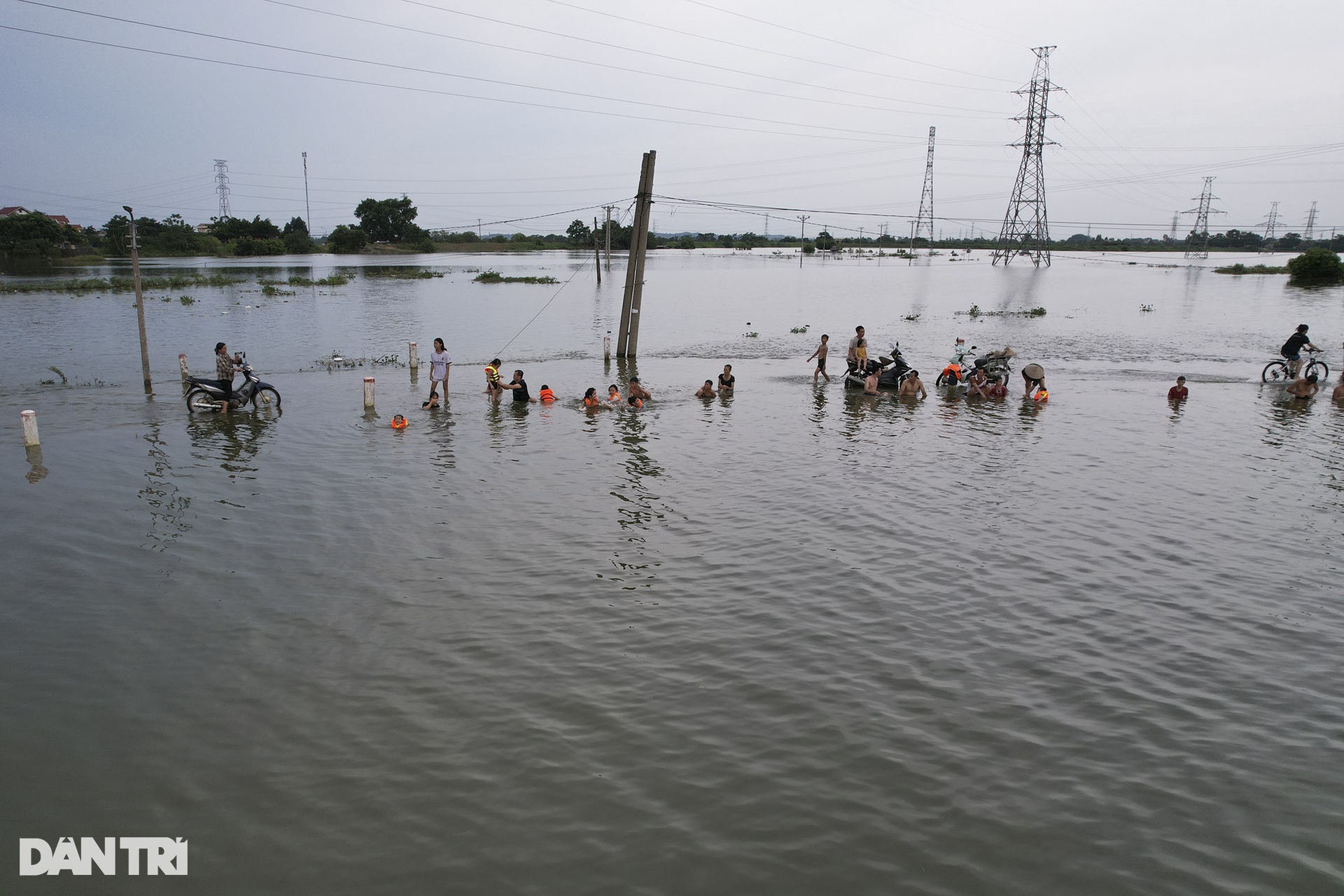 View - Hanoi village isolated by flooding | DTiNews - Dan Tri International, the news gateway of Vietnam