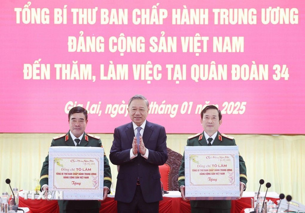 Tổng Bí thư thăm cán bộ, chiến sĩ Quân đoàn 34 và Binh đoàn 15 ở Gia Lai - 1 Tổng Bí thư thăm cán bộ, chiến sĩ Quân đoàn 34 và Binh đoàn 15 ở Gia Lai - 1