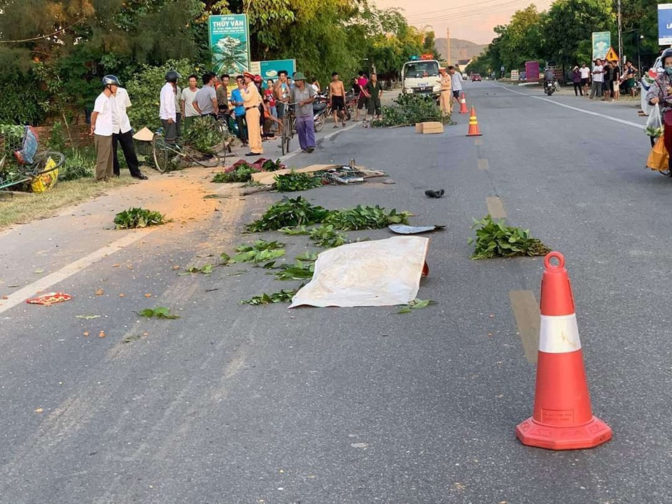 Xe tải lao vào 3 phụ nữ bán chè xanh, 1 người chết 2 người bị thương - 1 Xe tải lao vào 3 phụ nữ bán chè xanh, 1 người chết 2 người bị thương - 1