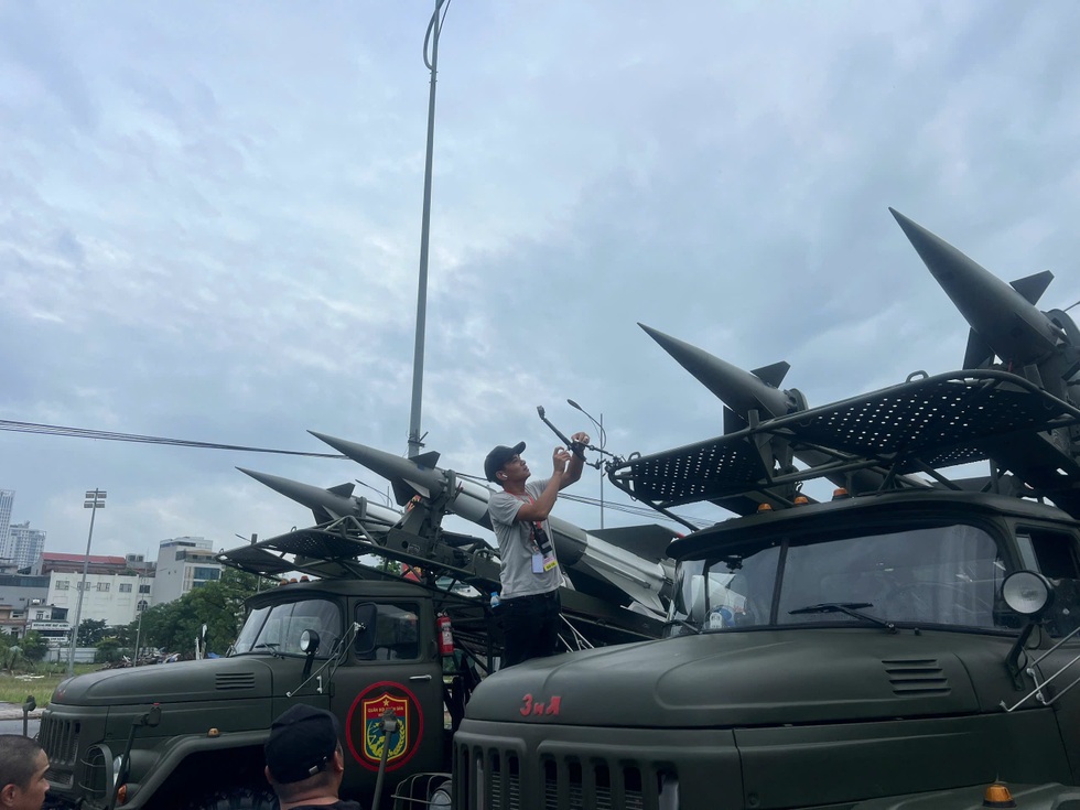 Đằng sau 12 giây tuyệt đối điện ảnh của Su-30MK2 trên trời Ba Đình A80 - 15 Đằng sau 12 giây tuyệt đối điện ảnh của Su-30MK2 trên trời Ba Đình A80 - 15