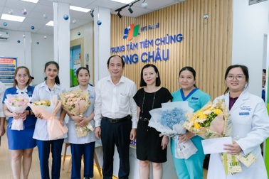 Sở Y tế TPHCM tuyên dương bác sĩ cấp cứu thành công cho người phụ nữ sốc phản vệ
