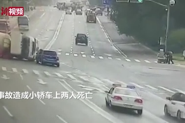 Cố vượt “cắt mặt”, ô tô con bị xe bồn đè bẹp như tờ giấy