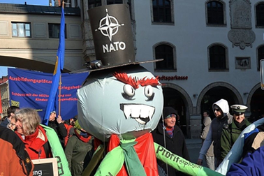 Ám ảnh "bóng ma" chiến tranh lạnh: NATO kêu gọi tăng cường quân sự hoá