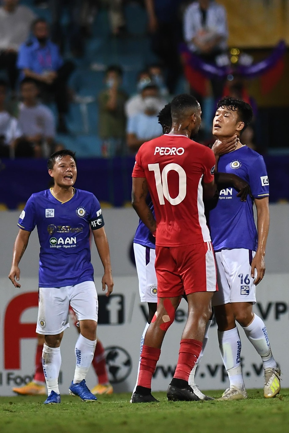 Ngoại binh CLB Viettel bóp cổ Thành Chung - 2 Ngoại binh CLB Viettel bóp cổ Thành Chung - 2