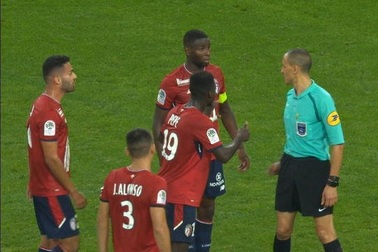 Trọng tài rút thẻ đỏ đuổi... nhầm đuổi cầu thủ ở Ligue 1