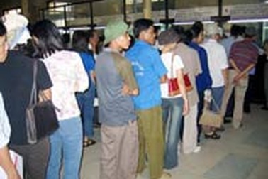 “Phe vé” tung hoành ga Hà Nội 