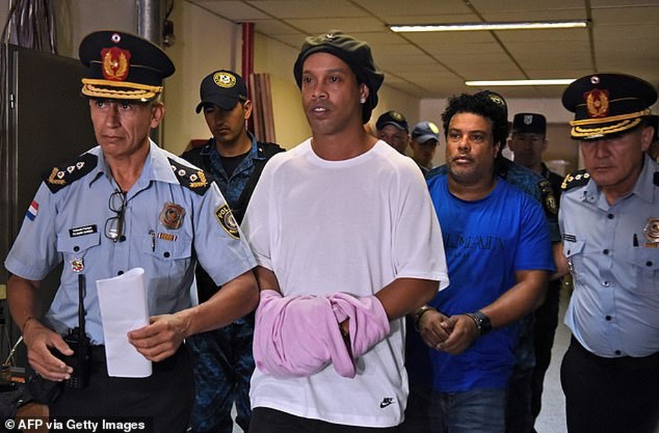 Trả 1,6 triệu USD, Ronaldinho được quản thúc tại khách sạn - 1 Trả 1,6 triệu USD, Ronaldinho được quản thúc tại khách sạn - 1