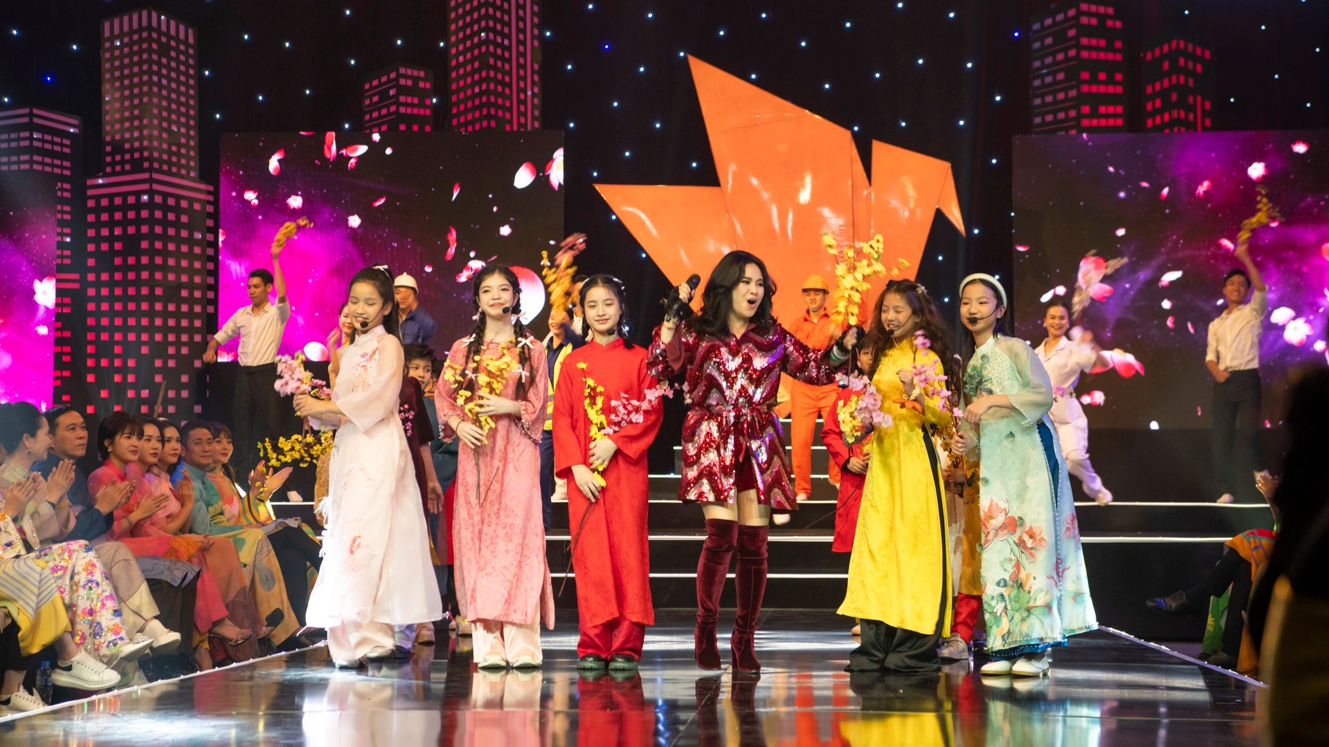 NSND Minh Hòa, Hòa Minzy xúc động khi ghi hình Gala Việc tử tế Tết 2025 - 7 NSND Minh Hòa, Hòa Minzy xúc động khi ghi hình Gala Việc tử tế Tết 2025 - 7