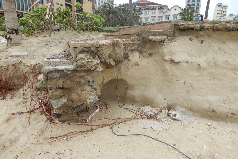 Bờ biển Đà Nẵng sạt lở kinh hoàng, đe dọa nhiều khu nghỉ dưỡng - 6