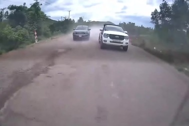 Bán tải lĩnh hậu quả vì phóng nhanh, vượt ẩu trên đoạn đường xấu