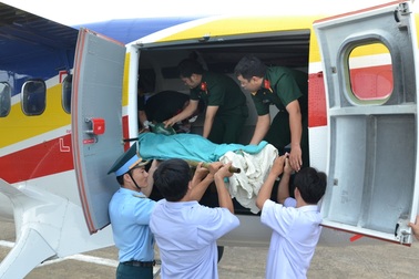 Thủy phi cơ đưa bệnh nhân từ đảo Trường Sa Lớn về đất liền cấp cứu