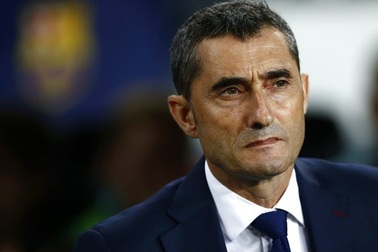 HLV Barcelona cảm thấy khó hiểu sau trận thua sốc trước "tí hon"