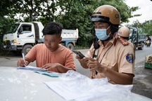 CSGT tăng cường kiểm tra xe bồn, xe tải phục vụ công trình ở TPHCM