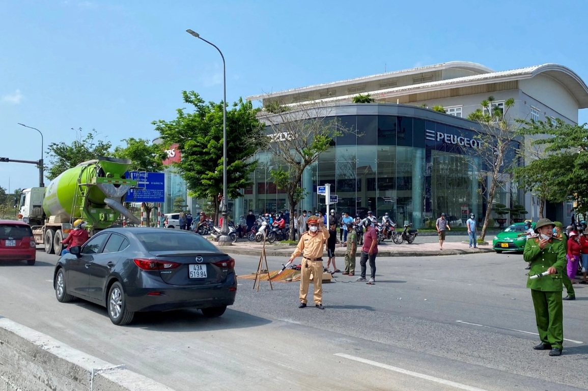 Mẹ khóc ngất bên con gái 10 tuổi tử vong dưới bánh xe bồn - 1 Mẹ khóc ngất bên con gái 10 tuổi tử vong dưới bánh xe bồn - 1