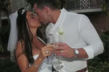 Siêu mẫu “ngực bự” lộ ảnh cưới