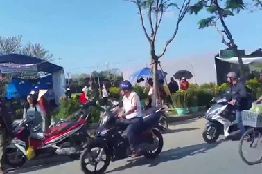 Chợ hoa xuân Huế chiều 30 Tết