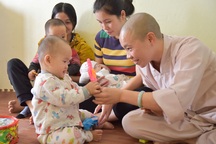 Chuyện về sư thầy Thích Đàm Ngoan và 18 đứa trẻ mồ côi