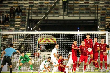 Thủ thành Văn Lâm có thực sự đứng sai vị trí?