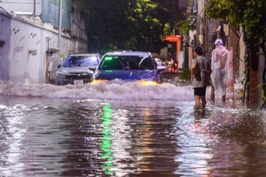 Nhiều tuyến phố ở Hà Nội ngập sâu, xe máy phải dắt bộ