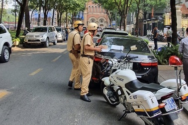 Hàng trăm ô tô cùng bị xử phạt ở trung tâm Sài Gòn