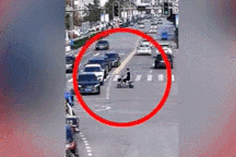 Gặp tai nạn nguy hiểm vì thói quen vừa đi vừa sử dụng smartphone