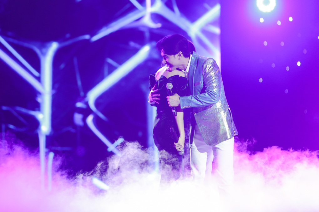 Đan Trường, Cẩm Ly tái ngộ, song ca hit cũ khiến khán giả xúc động - 2 Đan Trường, Cẩm Ly tái ngộ, song ca hit cũ khiến khán giả xúc động - 2